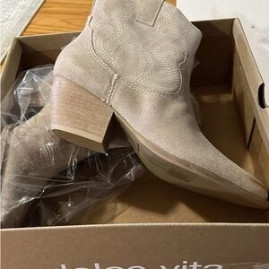 Dolce Vita Cream Ankle Booties 7.5 new in box
